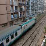 Proprio in quel momento un altro treno "accarezza" gli immobili circostanti, prima di riprendere la sua corsa verso la stazione di Bari Centrale